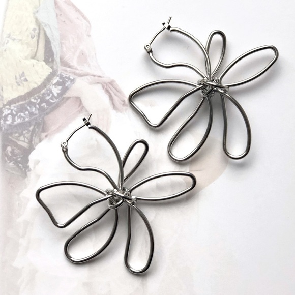 Boutique Jewelry - New Artisan Silver Sculpted Wire Flower Earrings